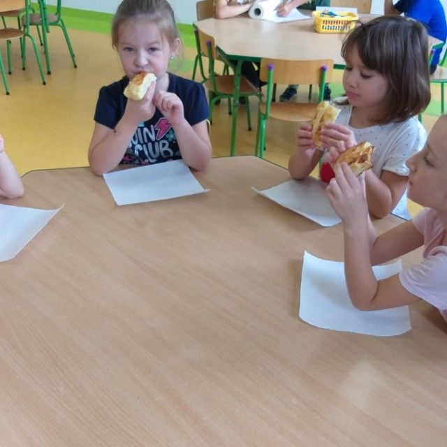Przedszkolaki potrafią przygotować smaczną owocową przekąskę - Zdjęcie: 3/17