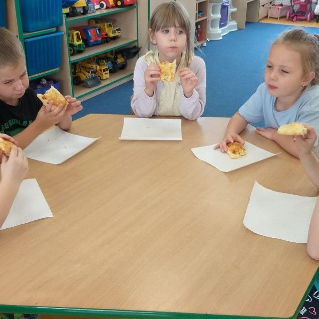 Przedszkolaki potrafią przygotować smaczną owocową przekąskę - Zdjęcie: 2/17