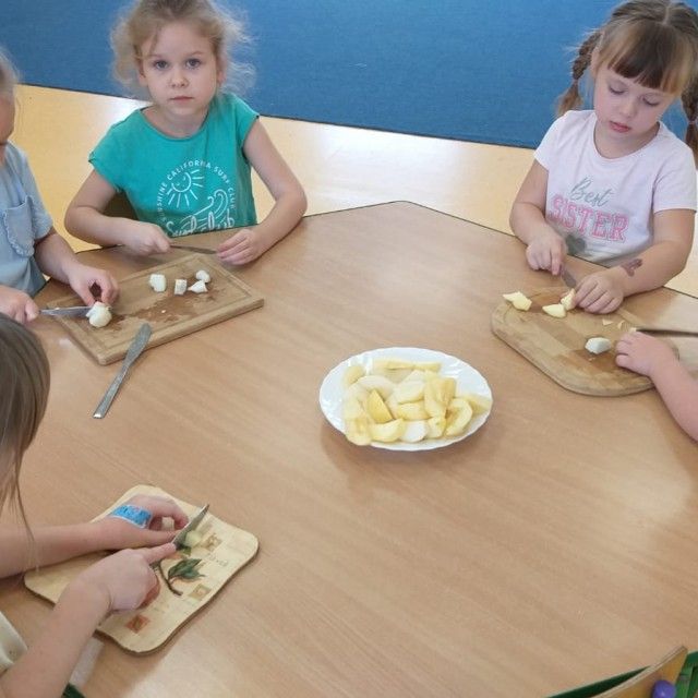 Przedszkolaki potrafią przygotować smaczną owocową przekąskę - Zdjęcie: 14/17