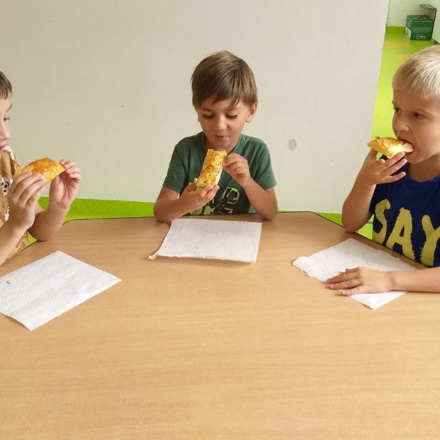 Przedszkolaki potrafią przygotować smaczną owocową przekąskę - Zdjęcie: 17/17