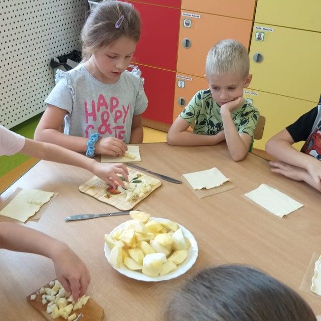Przedszkolaki potrafią przygotować smaczną owocową przekąskę - Zdjęcie: 16/17