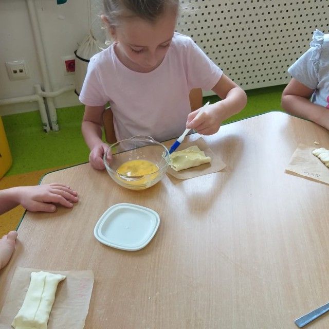 Przedszkolaki potrafią przygotować smaczną owocową przekąskę - Zdjęcie: 10/17